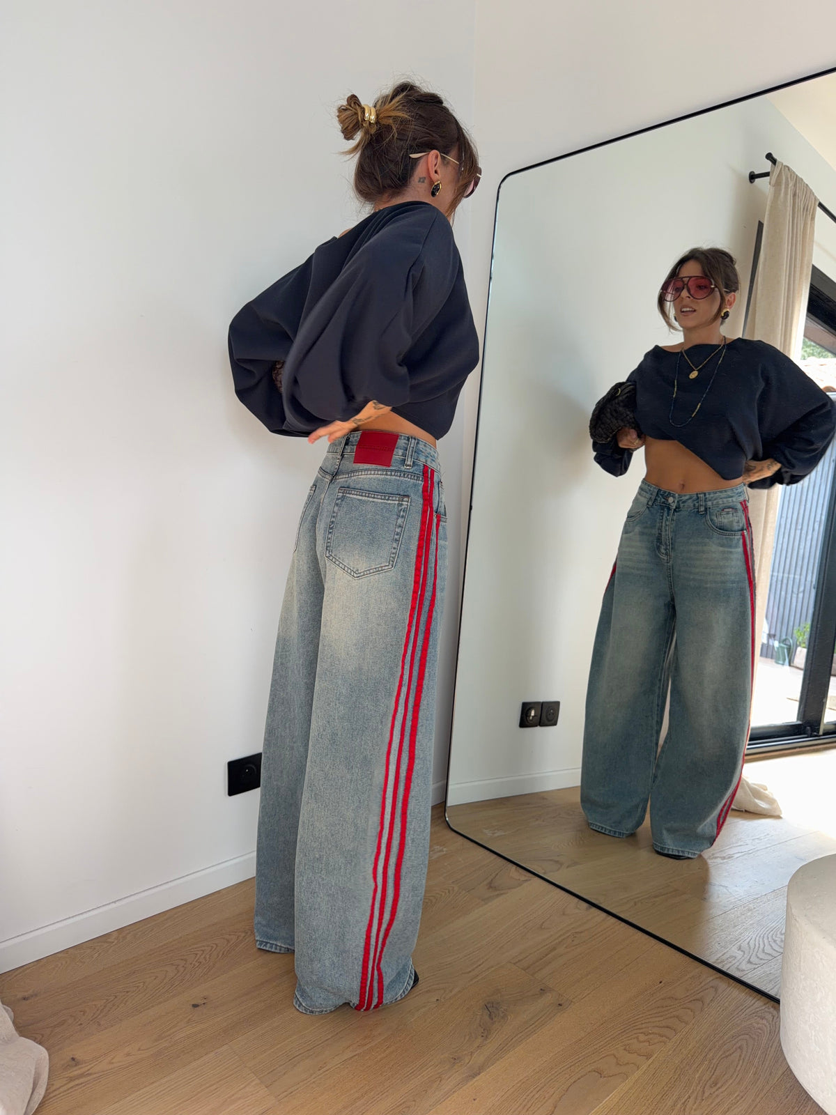 Jeans à bandes rouges